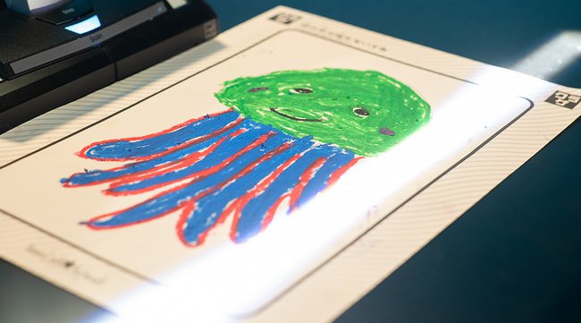 チームラボ、来場者が描いた魚たちが、東京・サンフランシスコ・上海など、世界中の展覧会を回遊する新たな体験を公開。他の都市で生まれた魚群を引き連れて戻ってくることも。