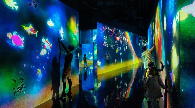チームラボ、来場者が描いた魚たちが、東京・サンフランシスコ・上海など、世界中の展覧会を回遊する新たな体験を公開。他の都市で生まれた魚群を引き連れて戻ってくることも。