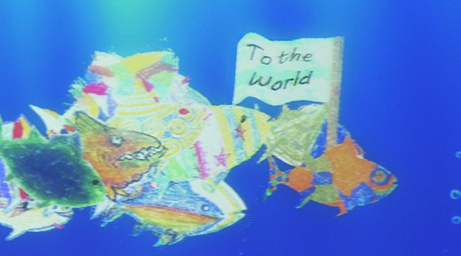 チームラボ、来場者が描いた魚たちが、東京・サンフランシスコ・上海など、世界中の展覧会を回遊する新たな体験を公開。他の都市で生まれた魚群を引き連れて戻ってくることも。