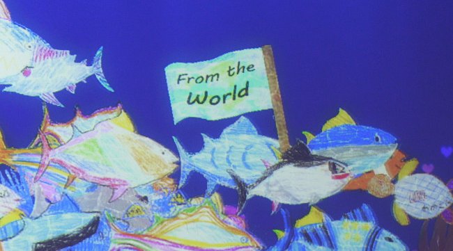 チームラボ、来場者が描いた魚たちが、東京・サンフランシスコ・上海など、世界中の展覧会を回遊する新たな体験を公開。他の都市で生まれた魚群を引き連れて戻ってくることも。