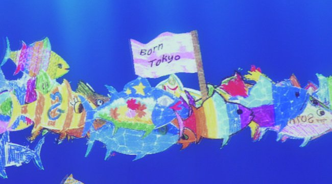 チームラボ、来場者が描いた魚たちが、東京・サンフランシスコ・上海など、世界中の展覧会を回遊する新たな体験を公開。他の都市で生まれた魚群を引き連れて戻ってくることも。