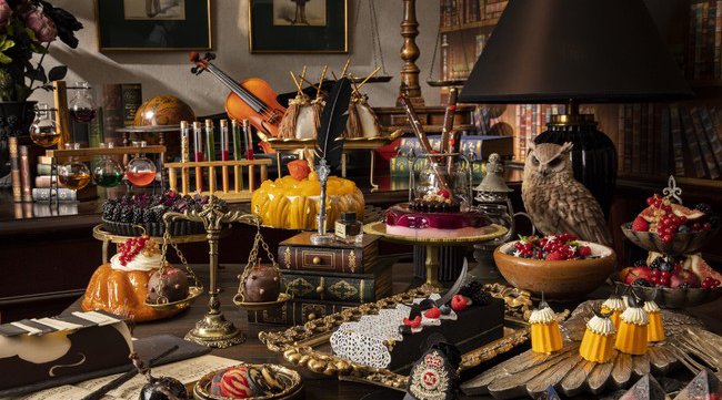 【ヒルトン東京】『魔法使いの学校』 がテーマ 秋のスイーツフェア ハロウィンシーズンに贈る20種類のマジカルスイーツと10種類のお食事が揃うスイーツ&ランチビュッフェ。スイーツビュッフェ初ARフィルタ