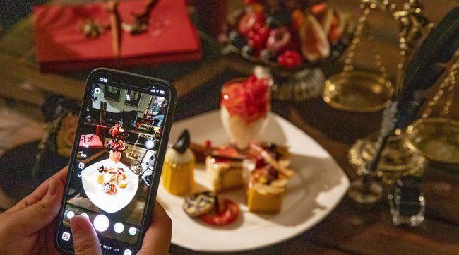 【ヒルトン東京】『魔法使いの学校』 がテーマ 秋のスイーツフェア ハロウィンシーズンに贈る20種類のマジカルスイーツと10種類のお食事が揃うスイーツ&ランチビュッフェ。スイーツビュッフェ初ARフィルタ