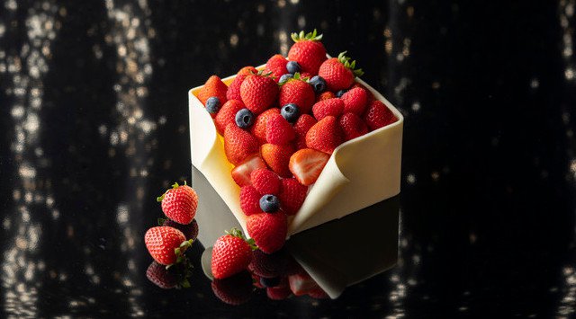 コンラッド東京、9月16日(木)よりクリスマスケーキ&スイーツの予約を開始 ベリー類をこぼれ落ちそうなほど贅沢に使った躍動感あふれるショートケーキや香り高いグランマルニエのケーキなど コンラッド東京