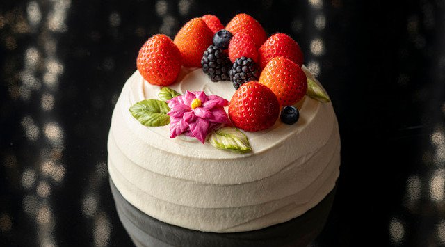 コンラッド東京、9月16日(木)よりクリスマスケーキ&スイーツの予約を開始 ベリー類をこぼれ落ちそうなほど贅沢に使った躍動感あふれるショートケーキや香り高いグランマルニエのケーキなど コンラッド東京