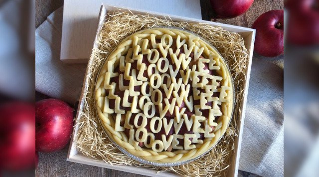溢れる想いが一目瞭然!で抜群のインパクト 『Pie Holic』から、LOVEがぎっしり詰まった「バレンタイン アップルパイ」登場!1月27日(木)から2月9日(水)までオンラインショップで限定販