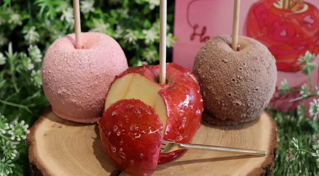 【りんごなのにいちご味?】常に行列の本格りんご飴専門店「代官⼭Candy apple」が2月9日(水)からジェイアール名古屋タカシマヤにて1週間限定オープン!新作ストロベリーチョコを含むセットを販売。