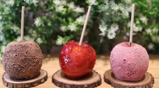 【りんごなのにいちご味?】常に行列の本格りんご飴専門店「代官⼭Candy apple」が2月9日(水)からジェイアール名古屋タカシマヤにて1週間限定オープン!新作ストロベリーチョコを含むセットを販売。