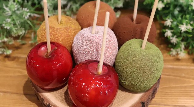 【りんごなのにいちご味?】常に行列の本格りんご飴専門店「代官⼭Candy apple」が2月9日(水)からジェイアール名古屋タカシマヤにて1週間限定オープン!新作ストロベリーチョコを含むセットを販売。