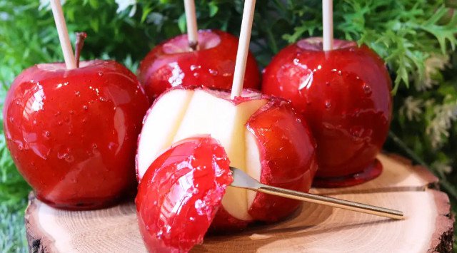 【りんごなのにいちご味?】常に行列の本格りんご飴専門店「代官⼭Candy apple」が2月9日(水)からジェイアール名古屋タカシマヤにて1週間限定オープン!新作ストロベリーチョコを含むセットを販売。