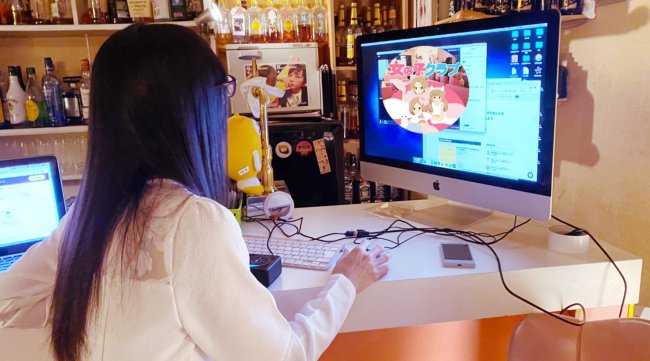 新宿2丁目の女装サロンバー「女の子クラブ」、オンラインバー営業を実施。バー飲食店を維持するために、できること。
