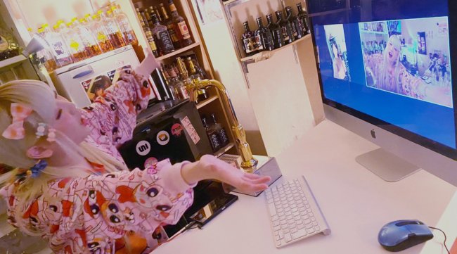 新宿2丁目の女装サロンバー「女の子クラブ」、オンラインバー営業を実施。バー飲食店を維持するために、できること。