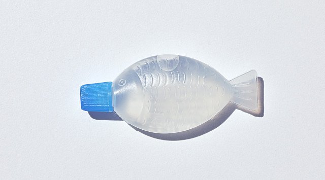 日本でおなじみの醤油さしが「ケータイする除菌」になり、コロナ対策のシンボルに SafeHandFish プロジェクト実施