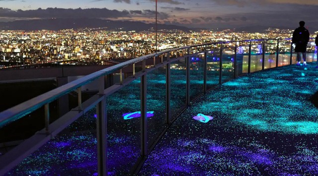 空中庭園で星空を歩く。「ルミ・スカイ・ウォーク」がリニューアル!蓄光石をちりばめた「星の遊歩道」は、まるで星空を歩くような非日常。梅田スカイビル