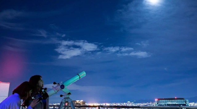 空中庭園で星空を歩く。「ルミ・スカイ・ウォーク」がリニューアル!蓄光石をちりばめた「星の遊歩道」は、まるで星空を歩くような非日常。梅田スカイビル