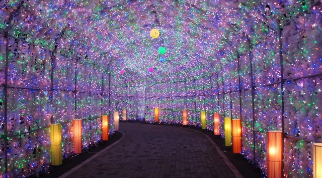 【花火が無くても賑わう洞爺湖温泉】温泉街の夜を照らすイルミネーショントンネル~湖の絶景と共に温泉も満喫!洞爺湖温泉秋~冬の名物スポット、イルミネーショントンネルが今年も開催されます。