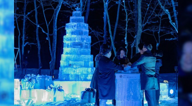 【奥入瀬渓流ホテル】カウントダウンで青く幻想的に照らし出される「氷瀑クリスマスツリー点灯式」実施報告~地域の事業者が氷瀑×伝統工芸の制作秘話を語りました~星野リゾート