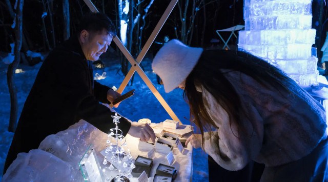 【奥入瀬渓流ホテル】カウントダウンで青く幻想的に照らし出される「氷瀑クリスマスツリー点灯式」実施報告~地域の事業者が氷瀑×伝統工芸の制作秘話を語りました~星野リゾート