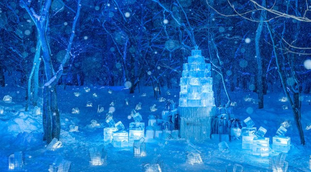 【奥入瀬渓流ホテル】カウントダウンで青く幻想的に照らし出される「氷瀑クリスマスツリー点灯式」実施報告~地域の事業者が氷瀑×伝統工芸の制作秘話を語りました~星野リゾート