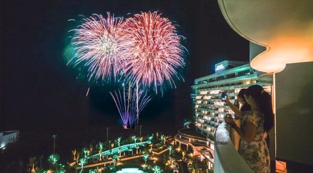 花火をプライベート空間で間近に鑑賞!客室のバルコニーから眺める夏の特別宿泊プラン「花火View Room」販売【グランドメルキュール沖縄残波岬リゾート】アコー