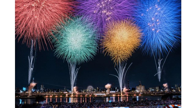 【東京都足立区】夏の花火は足立から!5月31日(土)「第47回足立の花火」開催!千住宿開宿400年を記念し、例年より増発した14,000発の花火を1時間で打ち上げる、圧巻の超高密度花火が楽しめます。