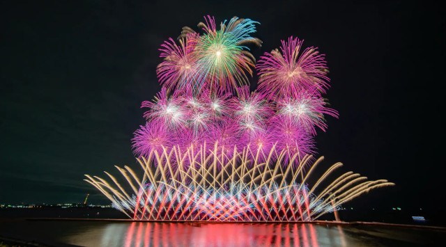 大阪・関西万博の夜空に、希望の光が芸術となって咲き誇る。福島県『双葉花火』が打ち上げ 被災地から世界へ“祈りの花火”が、EXPO2025 の舞台で未来への希望を打ち上げます。JFE