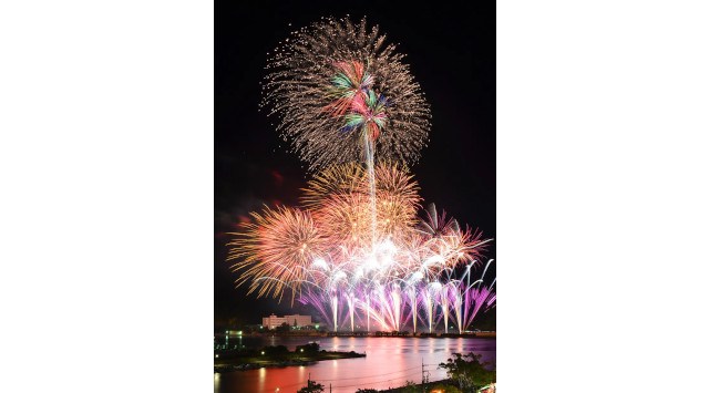 みなと舞鶴ちゃった花火大会2025が開催!美しい海上で約4000発の花火が夜空を飾り、心に残るひとときを提供 舞鶴市