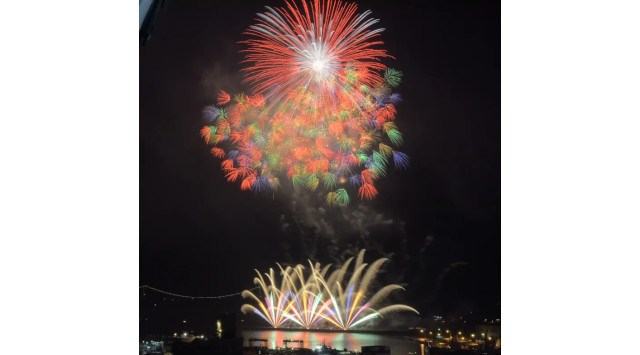 【愛媛県今治市】中四国最大級の花火を、プレミアムな特等席で。6組限定・今治城天守閣“おんまく花火”特別観覧席が、ふるさと納税返礼品に登場!約1万発の絶景花火 今治市役所