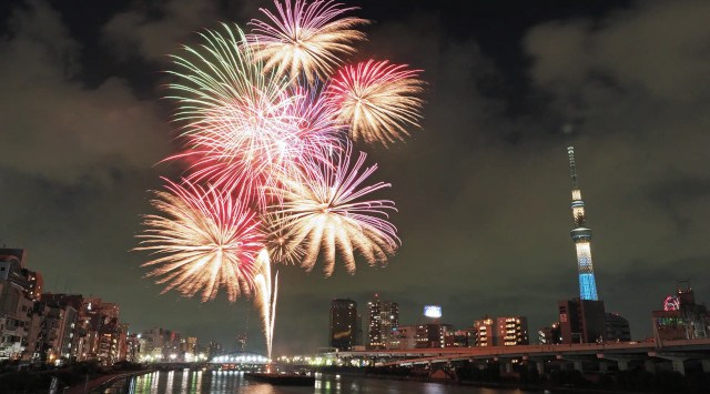 夏の東京の風物詩「隅田川花火大会」を冷房の効いた屋形船からゆったり鑑賞する観覧クルーズを販売いたします。7月26日に開催される「隅田川花火大会」は江戸時代から続く、都内最大の花火大会です。名鉄観光