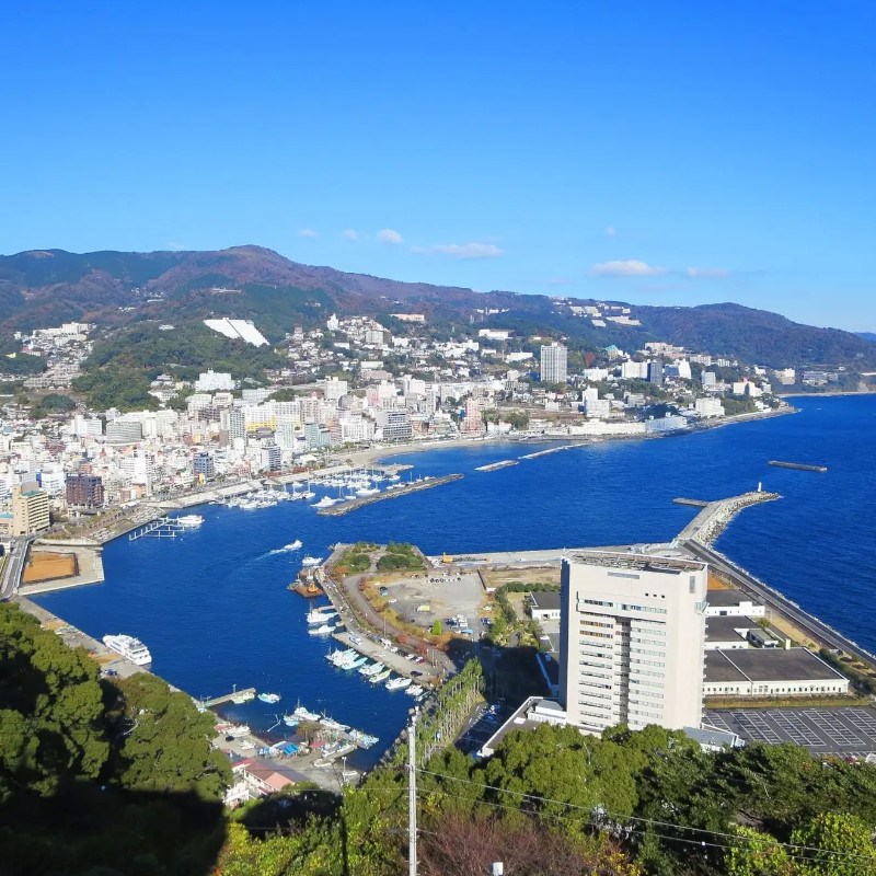 【夜空と海に咲く大輪の華】8月の熱海海上花火大会は計4回!5日(火)・8日(金)・18日(月)・25日(月)開催!特等席確約の送迎付きプランの販売中。夏の繁忙期は人気なので、ご予約はお早めに!