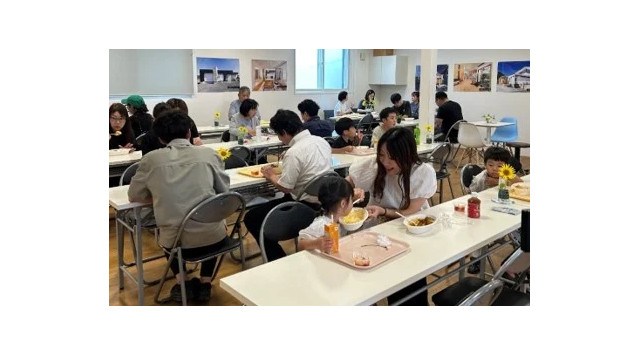 カレー大學卒業生が大活躍!給食のない夏休み中の「昼食難民」のこどもを救うべく鹿児島の住宅メーカーの七呂建設が「こども食堂」を 開催。カレーを無償で振る舞い100食が完売し大好評! 次回は8月21日開催