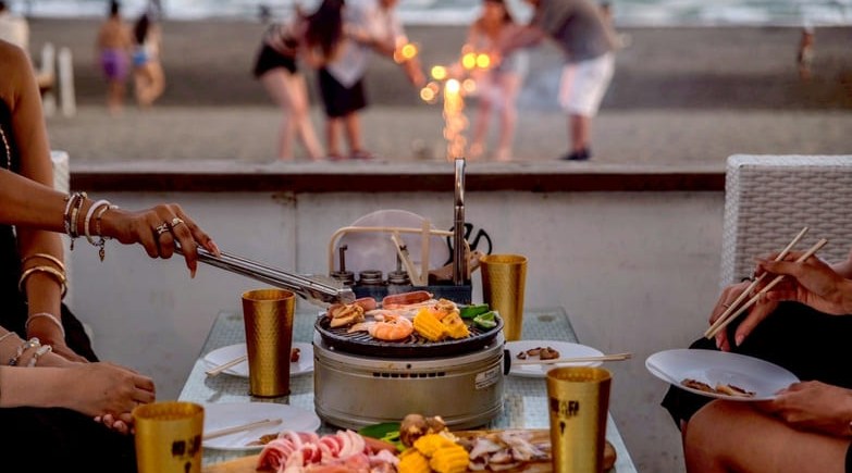 鎌倉 由比ガ浜で手ぶらBBQ!アフター6の新たな楽しみ方!灼熱の昼間を避けて、夕暮れのビーチで涼しく優雅にBBQ&花火も楽しめるお得なプランが登場