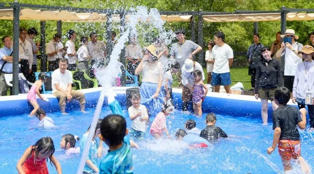 8月23日(金)から新エリアがパワーアップし「ムーミン谷でみずあそび」夏はまだまだ続く!びしょ濡れくらいじゃ物足りない!「ムーミン谷のじゃぶじゃぶプール」は噴水増量!「湖上のテラス」から特別な花火鑑賞