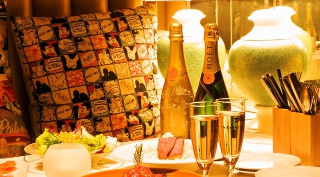 六本木 六本木駅徒歩1分にあるsuzucafe 大きな窓ガラスとシャンデリア下でお洒落な空気感の中 優雅なランチオフ会 六本木 イベント オフ会 ブルーパパイアタイランド イベントサーチ