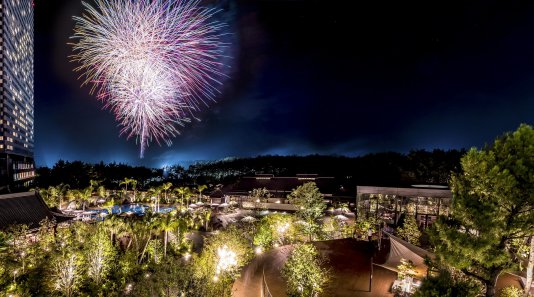 宮崎花火大会2019 日程・雨天・穴場  シーガイア2019 夏休みNo.1企画 ナイトプールで花火を楽しむ、大人のリゾートスタイル　数あるシーンの中で圧倒的イチオシは「クラブフロア」