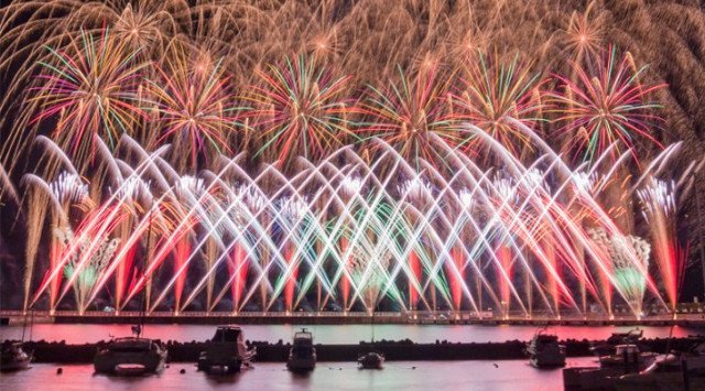 熱海海上花火大会 2022 日程・時間・雨天・穴場・見所・打ち上げ時間 / 観覧場所／サンビーチ海水浴場～熱海港まで海岸線一帯 - 静岡花火大会2022