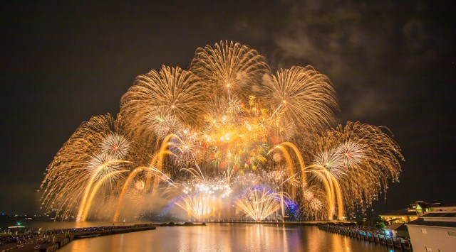 長浜・北びわ湖大花火大会2023 - 豊公園自由広場の琵琶湖沖合 伝統行事・日程・見どころ・混雑状況・開催場所 - 夏祭り 花火大会 2023
