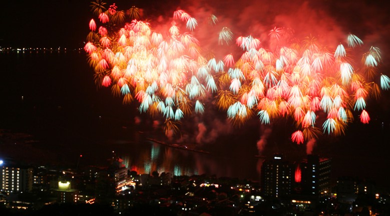 第75回諏訪湖祭湖上花火大会 2023・日程・穴場・見所・打ち上げ時間 - 花火大会・夏祭り