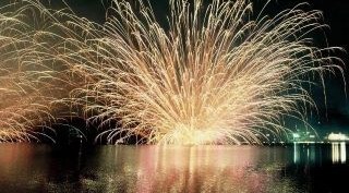 松原湖灯籠流し花火大会 2023・日程・穴場・見所・打ち上げ時間 - 花火大会・夏祭り