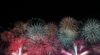 第74回とうろう流しと大花火大会2023 日程・見どころ・混雑状況・開催場所 - 夏祭り 花火大会