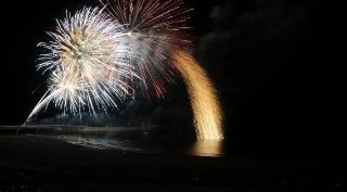 日本海洋上花火大会 2023 日程・見どころ・混雑状況・開催場所 - 夏祭り 花火大会