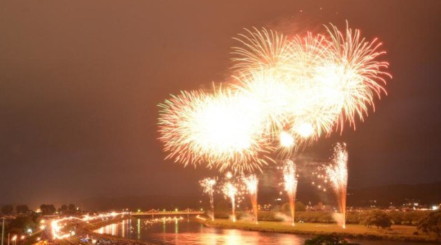 北上・みちのく芸能まつり「トロッコ流しと花火の夕べ」 花火大会 2023 岩手県北上市川岸（北上川右岸珊瑚橋下流）-日程・穴場・打ち上げ時間 - 花火大会 夏祭り
