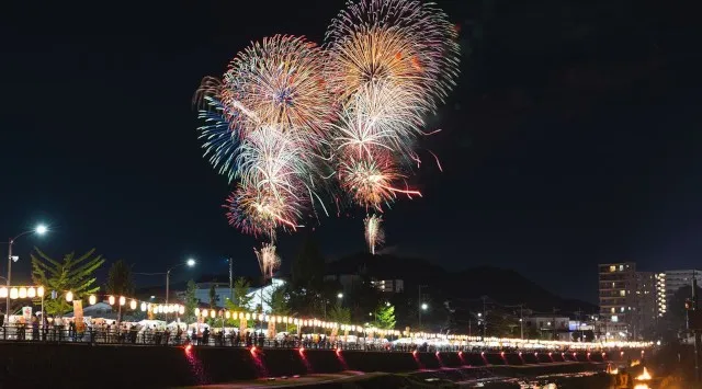 秦野たばこ祭 花火大会2025 神奈川県秦野市 秦野市立本町小学校 - 恒例行事・催事・穴場・チケット・見所・打ち上げ時間 - 夏祭り 花火大会