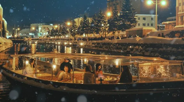 【OMO5小樽】船上のこたつに包まれ、雪が降り積もるレトロな街並みを眺める「小樽運河こたつクルージング」今年も開催～「小樽洋菓子舗ルタオ」小樽運河の雪景色を表現したスイーツが新登場～星野リゾート