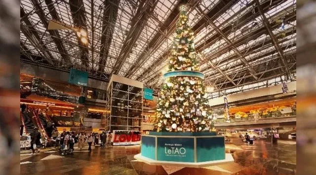 【小樽洋菓子舗ルタオ】新千歳空港にルタオの商品パッケージが彩る高さ9mのクリスマス・イルミネーションツリーが登場！株式会社ケイシイシイ