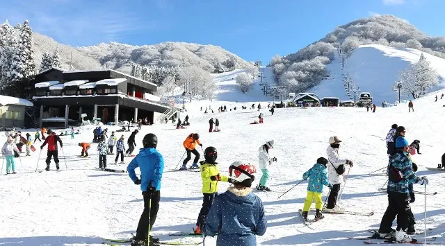暖冬・少雪でも【スキー場集客が過去最多】！開業５６年目に１２月末までの来場者数「３万１３２８人」を記録！「人工造雪機の雪造り」で秋からゲレンデオープン！関西最大級のスキー場「グランスノー奥伊吹」