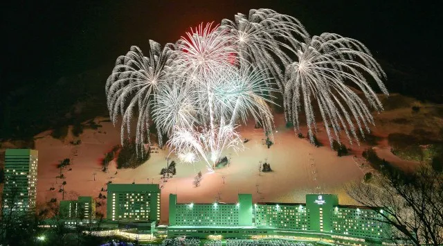 ゲレンデ打ち上げ花火 - 雪に咲く、ひと夜の光。 花火大会2026 - 苗場スキー場 - 日程・穴場・見所・打ち上げ時間 - 花火大会 お祭り