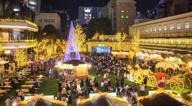 高さ25m・約13万球のLEDマッピングツリーが彩る冬のショータイム。&TEAM「illumination」、back number「クリスマスソング」の世界観を表現した特別演出を期間限定開催