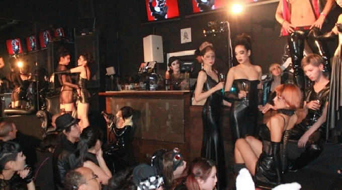 表参道shag 1 9 金 ファッション フェティッシュをテーマにした日本初のクラブ Shag ファッションエリア表参道交差点にオープン 女性限定無料クーポンあり イベントサーチ