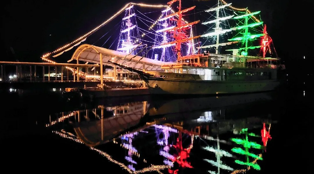 聖夜を彩るマストのツリーが今年も輝く 「うずしおクルーズ クリスマスライトアップ」  2025年12月31日（水）まで期間限定で開催決定！